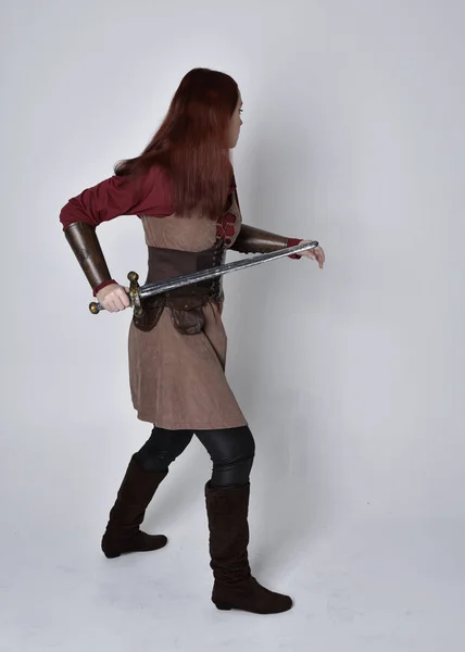 Retrato Comprimento Total Menina Vestindo Traje Medieval Pose Segurando Uma — Fotografia de Stock