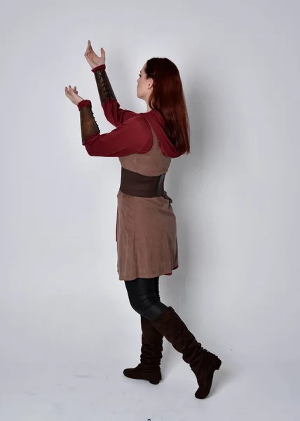 Dlouhý Portrét Dívky Středověkém Kostýmu Stojící Póza Zády Kameře Izolované — Stock fotografie