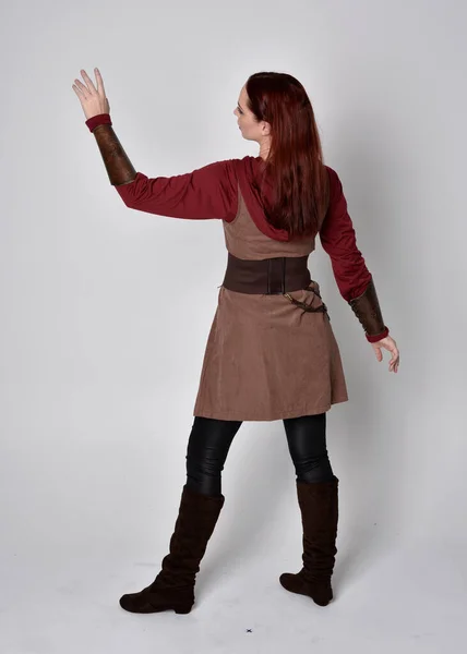 Portret Dziewczyny Średniowiecznym Kostiumie Pozycja Stojąca Tyłem Kamery Odizolowana Szarym — Zdjęcie stockowe