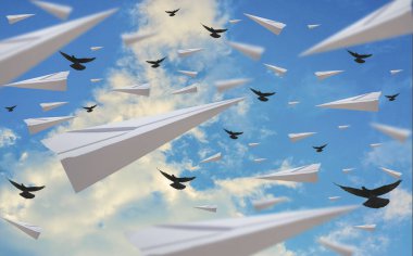 Kağıt uçaklar, uçan güvercinler, gökyüzü ve bulutlar ile soyut düşünce, başarılar yükselen.