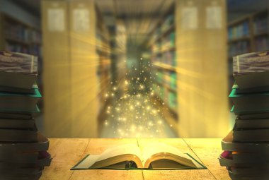 Ahşap masa, arka plan bulanık kitap yığını. Kütüphane içinde Bookshelf