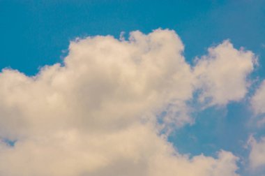 Gökyüzü mavi, beyaz bulutlar ve sabahları parlak hava ile.