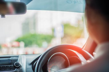 Araba sürme, adamlar arabanın içindeki görünümü,