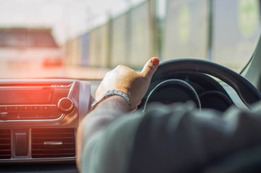 Araba sürme, adamlar arabanın içindeki görünümü,