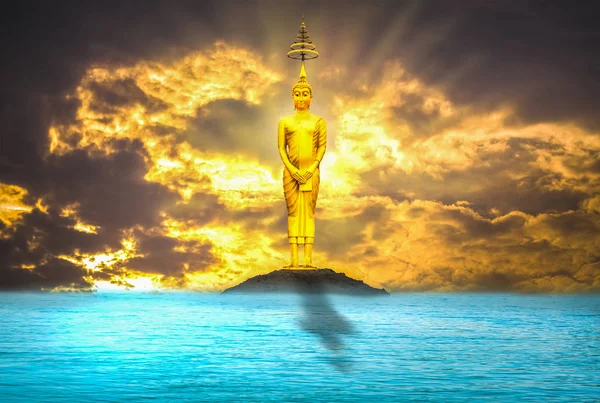 Будда Стоїть Велично Тихо Вечірнє Небо Морем Тло — стокове фото