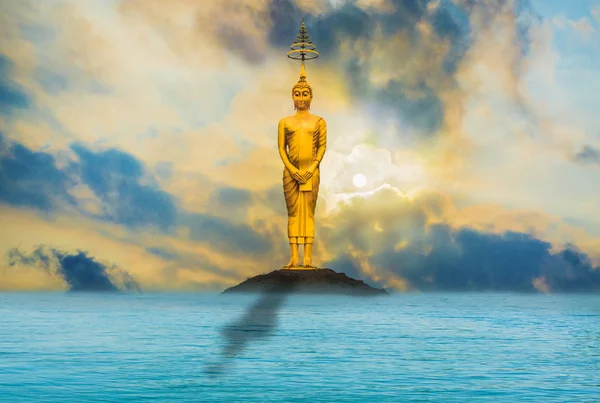 Buda Standları Görkemli Sessizce Bir Akşam Gökyüzü Arka Planı Olarak — Stok fotoğraf