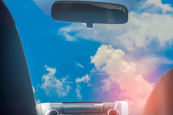 Θέα Από Εσωτερικό Του Αυτοκινήτου Μπροστινό Μέρος Είναι Καθαρό Ουρανό — Φωτογραφία Αρχείου