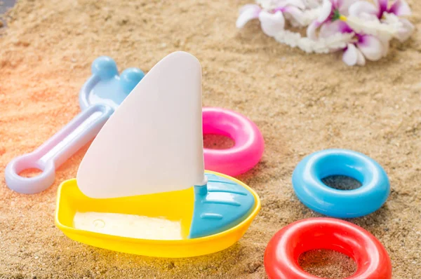 Jouets Mis Sur Sable Plage Soleil Matin Avec Concept Bonheur — Photo