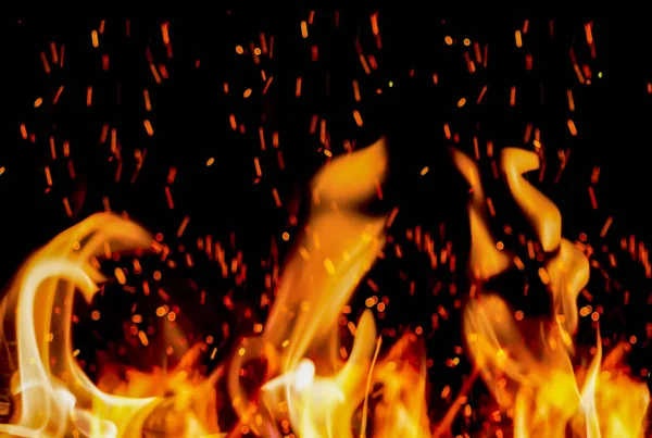 Yanma, siyah bir arka plan ile alevler içinde.