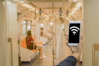 Smartphones içinde kadınların elleri kabin wifi sembol ekranda bulanık gökyüzü tren iletişim kavramları ile kapak her alanı ve modern toplumun konforu.