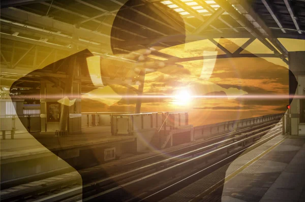 Empresário Olhando Para Céu Estação Trem Céu Luz Sol Amarelo — Fotografia de Stock