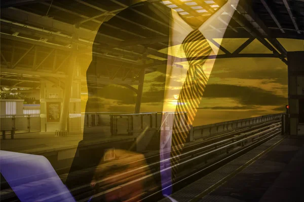 商人在天空火车站使用触摸屏平板电脑与阳光黄色晚上与抽象无线通信的概念和通信速度 — 图库照片