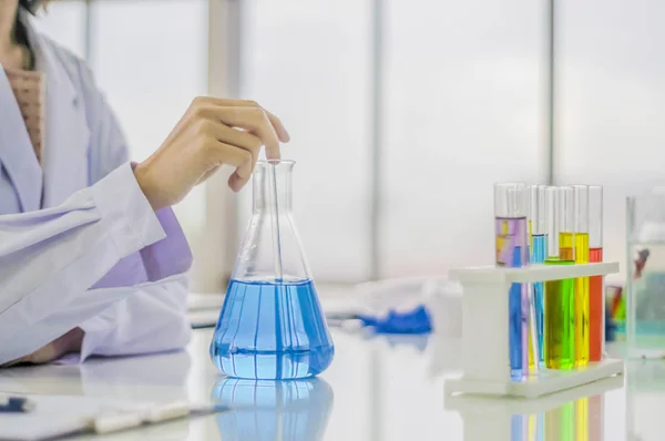 Labor Vizsgálat Termékek Által Kémikus Nők Kémiai Kísérletekhez Folyékony Színek — Stock Fotó