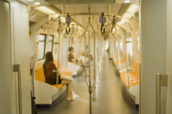 ぼやけて 少数の人々 と地下鉄のラッシュの時間ないです 首都は 便利でモダンな公共サービスで旅行のコンセプト — ストック写真