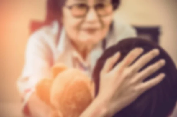 Blurred Médico Anciana Analizando Los Síntomas Paciente Entregó Osito Peluche —  Fotos de Stock