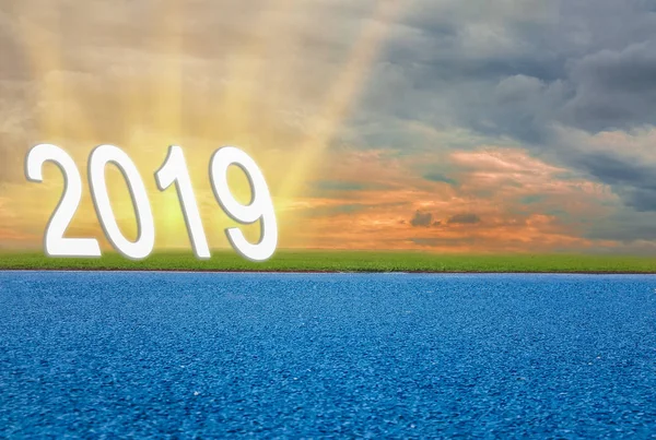 アスファルトの道路表面緑の芝生とミステリー青空人生の新しい目標変更を始めるの概念と日の新年 2019 と最後の太陽の前に — ストック写真