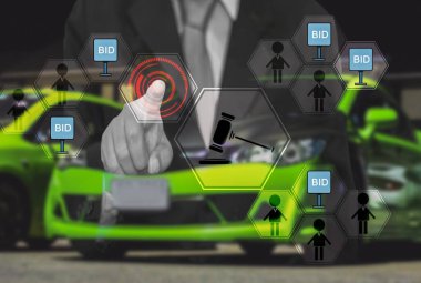 İşadamları için online alışveriş, hologramın düğmeye basamaz select araba otomobil müşterilerinin internet üzerinden satın alma kolaylık kavramı ile online pazar.