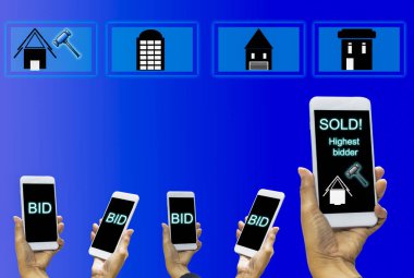Kadın eli tutun smartphone ile göstermek perde, ev simgeleri mavi arka plan, Tarih ile en yüksek teklifi verene üzerinden teklif kazanan teknoloji ile online ev Müzayede kavramı basittir.