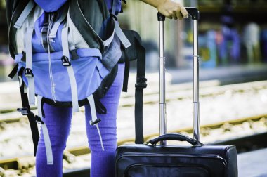 Arka görünümü Asyalı kadınlar yolcuları, Bagaj ve büyük tren için bekleyen sırt çantaları, summerby tren seyahat kavramı