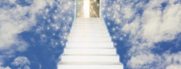精神的な精神と Web バナー横パノラマ スタイル 空の永遠の真理への信仰の概念を神のドアにまっすぐに続く天国の階段までは明るい背景 — ストック写真