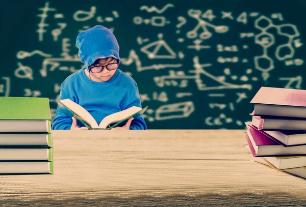 Mesa Madeira Com Uma Pilha Livros Menino Lendo Livro Com — Fotografia de Stock