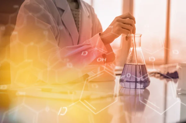 Laboruntersuchungen Von Chemikerinnen Mit Symbolhintergrund Und Chemische Experimente Flüssige Farben — Stockfoto