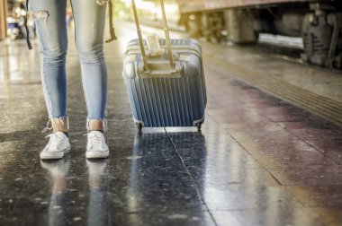 Bir turist bir bagaj tren istasyonunda yürür. Tren, kendi kendine güdümlü seyahat kavramı, yaz tatili Asya bekliyor