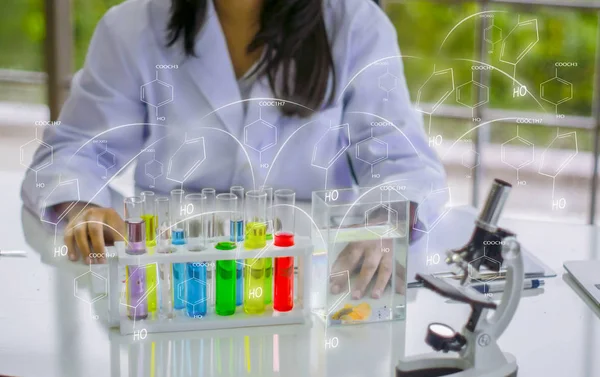 Kémia Labor Színes Kémiai Palackok Csövek Asztalra Egészségügyi Dolgozó Női — Stock Fotó