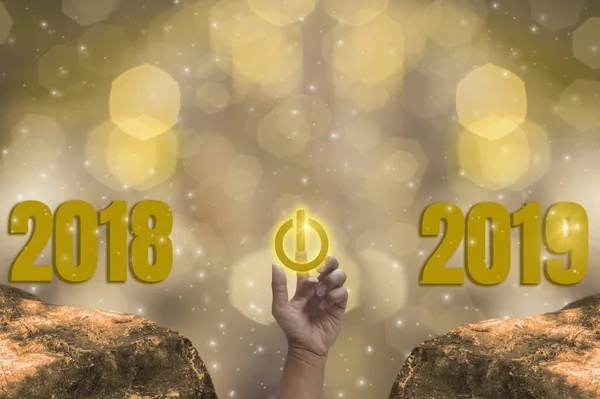 新年の前夜 2018 指タッチ開始 2019 明るさテーマのゴールド 2019年ゴールデン スパーク リングとの幸せな新しい年の光ボケ きらびやかな背景 — ストック写真