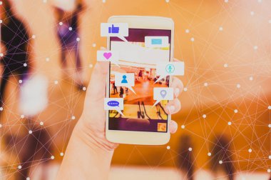 Kadın elini tut Smartphone paylaşım sosyal medya, bulanık arka planlar büyük mağazalar ve bokeh, kavramı yaşam tarzı ve online kablosuz ağları.