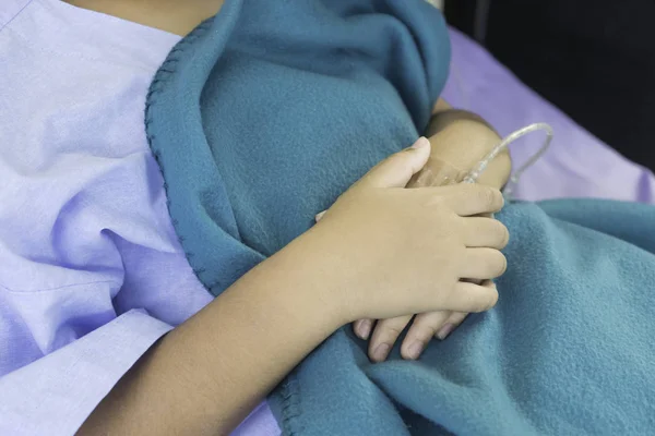 Close Hand Patient Sleeps Bed Hospital Treat Illness — Stock Photo, Image
