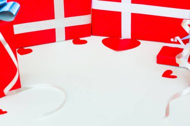 Sevgililer günü hediye kırmızı kutuları, kağıt kalp şeklinde, beyaz arka plan, kavram gün aşık kopya alanı metin girişi için sembolize kutlayan festival üzerinde şerit ve mavi yayla kümesi.