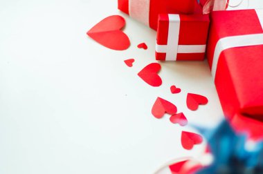 Sevgililer günü hediye kırmızı kutuları, kağıt kalp şeklinde, beyaz arka plan, kavram gün aşık kopya alanı metin girişi için sembolize kutlayan festival üzerinde şerit ve mavi yayla kümesi.