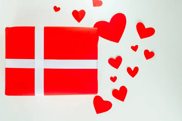 Üstten Görünüm Sevgililer Günü Hediyelik Kırmızı Kutu Kağıt Kalp Şeklinde — Stok fotoğraf