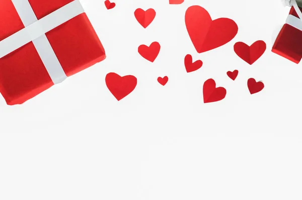 Üstten Görünüm Sevgililer Günü Hediye Kırmızı Kutuları Kağıt Kalp Şeklinde — Stok fotoğraf