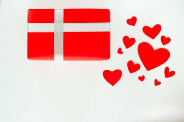 Üstten görünüm Sevgililer günü Hediyelik kırmızı kutu, kağıt kalp şeklinde, beyaz arka plan, kutlayan Festivali gün aşık kopya alanı metin girişi için sembolize kavramı üzerinde şerit ve yayla.