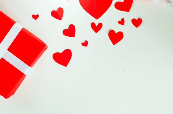 Üstten Görünüm Sevgililer Günü Hediyelik Kırmızı Kutu Kağıt Kalp Şeklinde — Stok fotoğraf