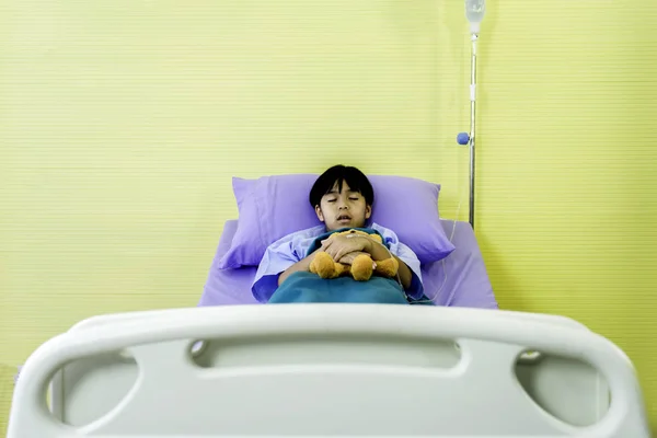 Asian Boy Sick Influenza Hugs Brown Bear Lying Hospital Bed — Stock Photo, Image