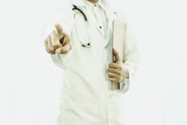 Gülümsedi ve hastanede işaret eden bir parmak ile hasta profili dosya elinde tutan Beyaz üniformalı erkek doktor.