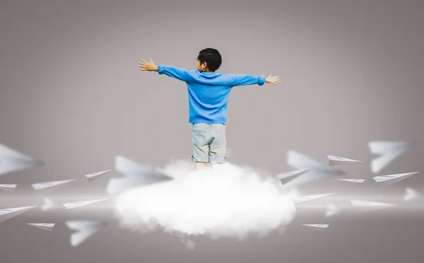 Хлопчик Синій Сорочці Стоїть Хмарі Яка Плаває Паперовою Площиною Ізольованого — стокове фото