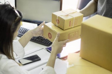 Başlangıç çalışma İşyerinde iş sahibi hazırlamak teslim teslimat adam, kavramı nline iş ticaret ve e-ticaret ve nakliye için karton kutu içinde malları teslim etmek