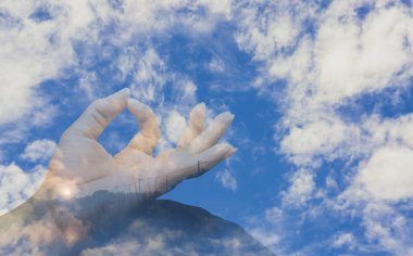 Çift pozlama - yoga meditasyon zihin, arka plan parlak mavi gökyüzü maneviyat kavramı ve acı tefekkür ile sabah arındırmak için tarafından gelen huzur