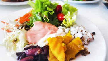 Sağlıklı organik sebze salatası yemek ve yoğurt sala içinde yukarı kapatın