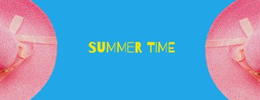 Üst görünüm-pembe Vintage şapka, düz yatıyordu yaz seyahat için parlak mavi afiş arka planda, metin girişi için kopya alanı ile renkli ve rahatlatıcı tatil konsepti ile