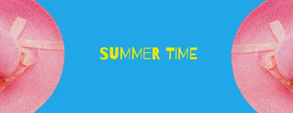 탑 뷰-핑크 빈티지 모자, 텍스트 입력을 위한 복사 공간으로 화려하 고 편안한 휴가 개념으로 여름 여행에 대 한 밝은 파란색 배너 배경에 평 신도 — 스톡 사진