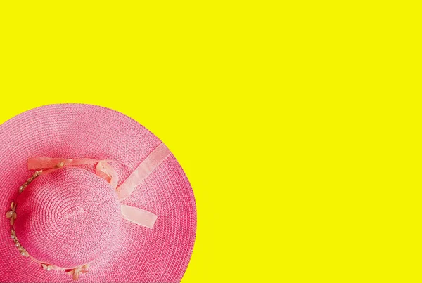 Draufsicht - rosa Vintage-Hut, flach auf leuchtend gelbem isolierten Hintergrund für Sommerreisen, mit buntem und entspanntem Urlaubskonzept mit Kopierplatz für Texteingaben — Stockfoto