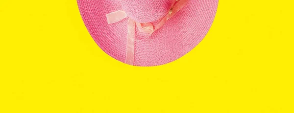 Vista superior - Sombrero vintage rosa, plano sobre fondo de banner amarillo brillante para viajes de verano, con concepto de vacaciones colorido y relajante con espacio de copia para la entrada de texto —  Fotos de Stock