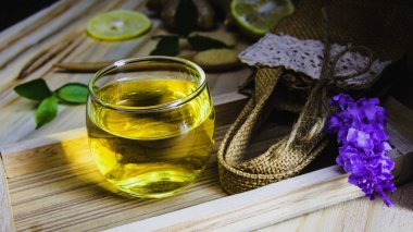 Limon bal çayı bir kaşık ile, açık bir cam zencefil ile karışık