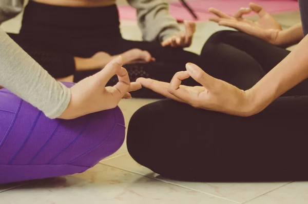 Группа красивых женщин на занятиях по йоге и медитации — стоковое фото