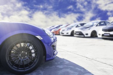 spor araba ve Ikinci el araba, Dealershi otoparkta park